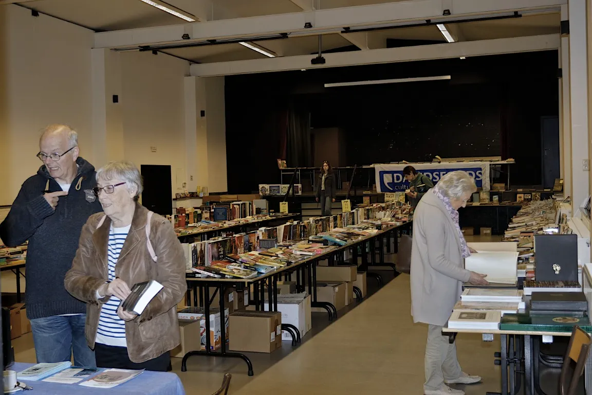 Mensen op de boekenbeurs aan het kijken naar boeken op de jaarmarkt van Rode